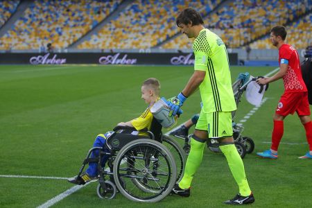 Динамівців вперше вивели на поле діти з обмеженими можливостями