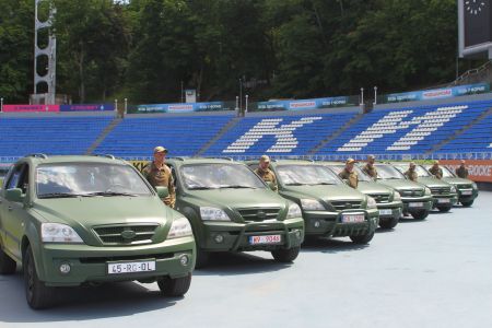 ФК «Динамо» (Київ) та Фонд братів Суркіс передали сім позашляховиків військовим