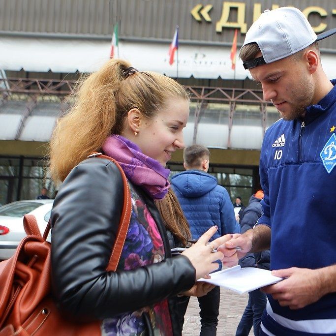 Фоторепортаж прогулянки динамівців у Львові перед грою проти «Карпат»