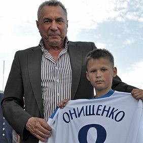 Legendary Dynamo player greets young performers from Rivne