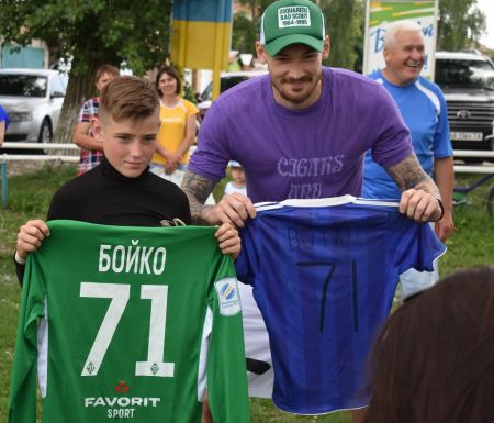 Denys BOIKO makes the day of his young fan