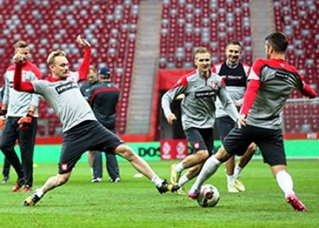 Teodorczyk trains, but doesn’t take the field for Poland