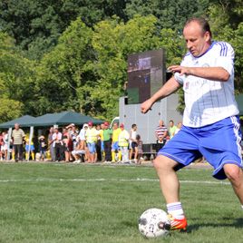 Dynamo pro veterans attend stadium opening and congratulate builders