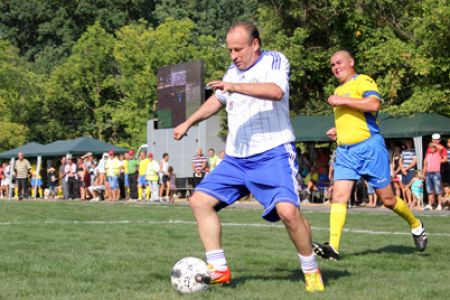 Dynamo pro veterans attend stadium opening and congratulate builders