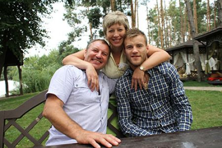 Andriy Yarmolenko’s mother: “Andriy took wife to birthing home and went to the training session”