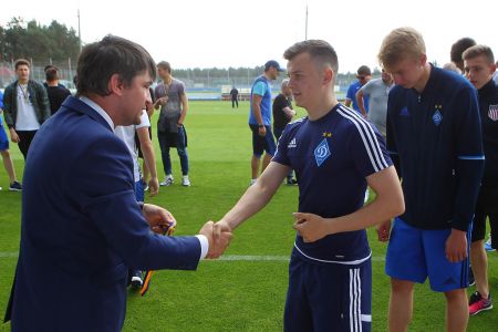 «Динамо» U-19 отримало золоті медалі та чемпіонський кубок