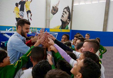 Junior MORAES helps children