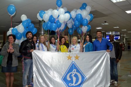 Dynamo supporters meet their team in Kyiv (+ VIDEO)