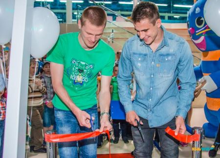 Young fans play with Dynamo performers