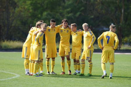 Oleh Maik takes part in Ukraine U-20 match against Italy