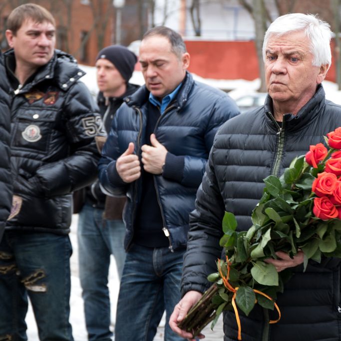 Kyivans lay flowers at Valentyn Belkevych memorial tablet