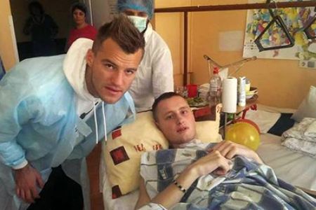 Andriy YARMOLENKO pays wounded soldiers a visit