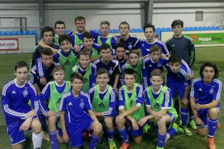 Andriy Yarmolenko exercises with Dynamo Academy trainees