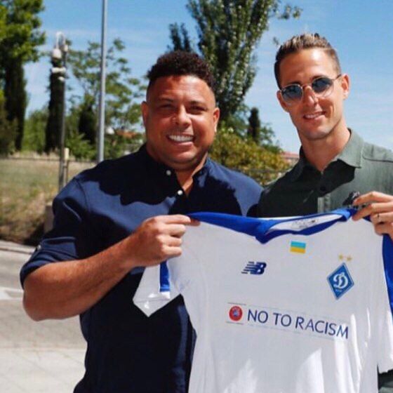 Fran SOL gifts Ronaldo Dynamo shirt