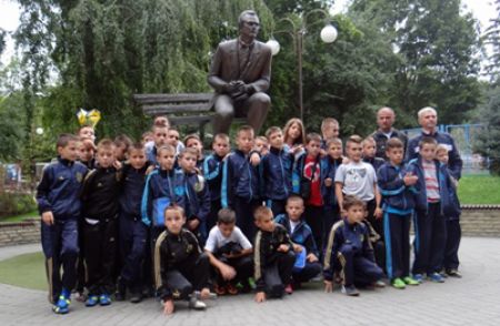 Young players visit Dynamo Stadium