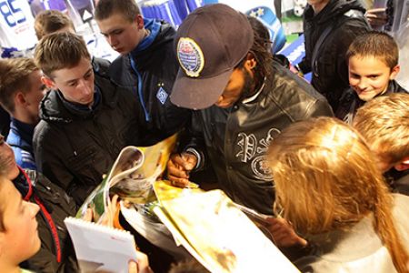 Dieumerci MBOKANI’s hearty heartful meeting with Dynamo fans