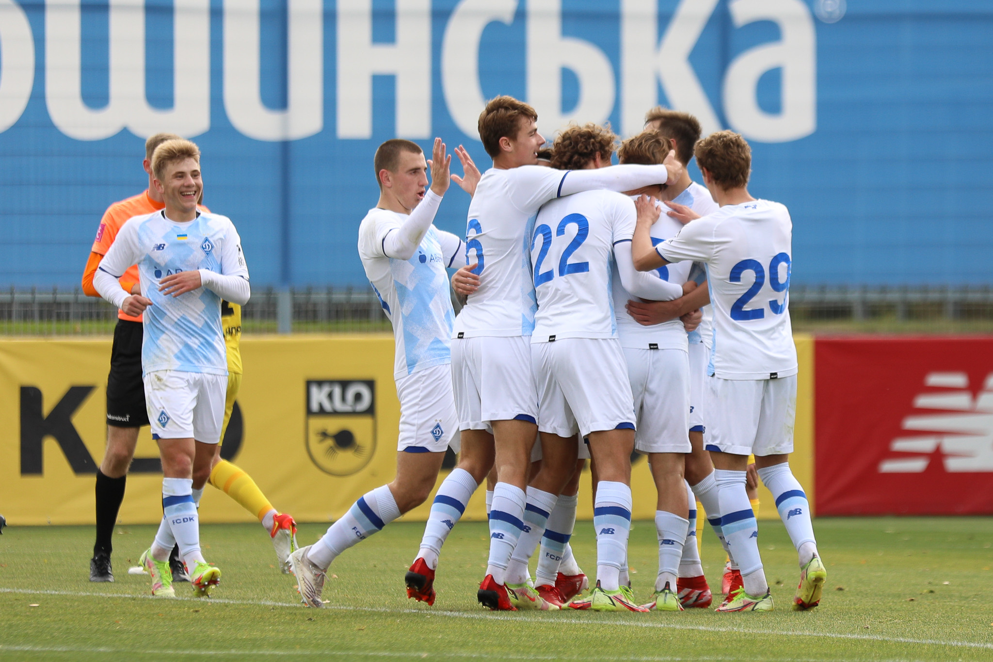 Динамо киев. Киевское Динамо. Динамо УЕФА. Динамо 19. Dynamo Kiev u19 празднование.