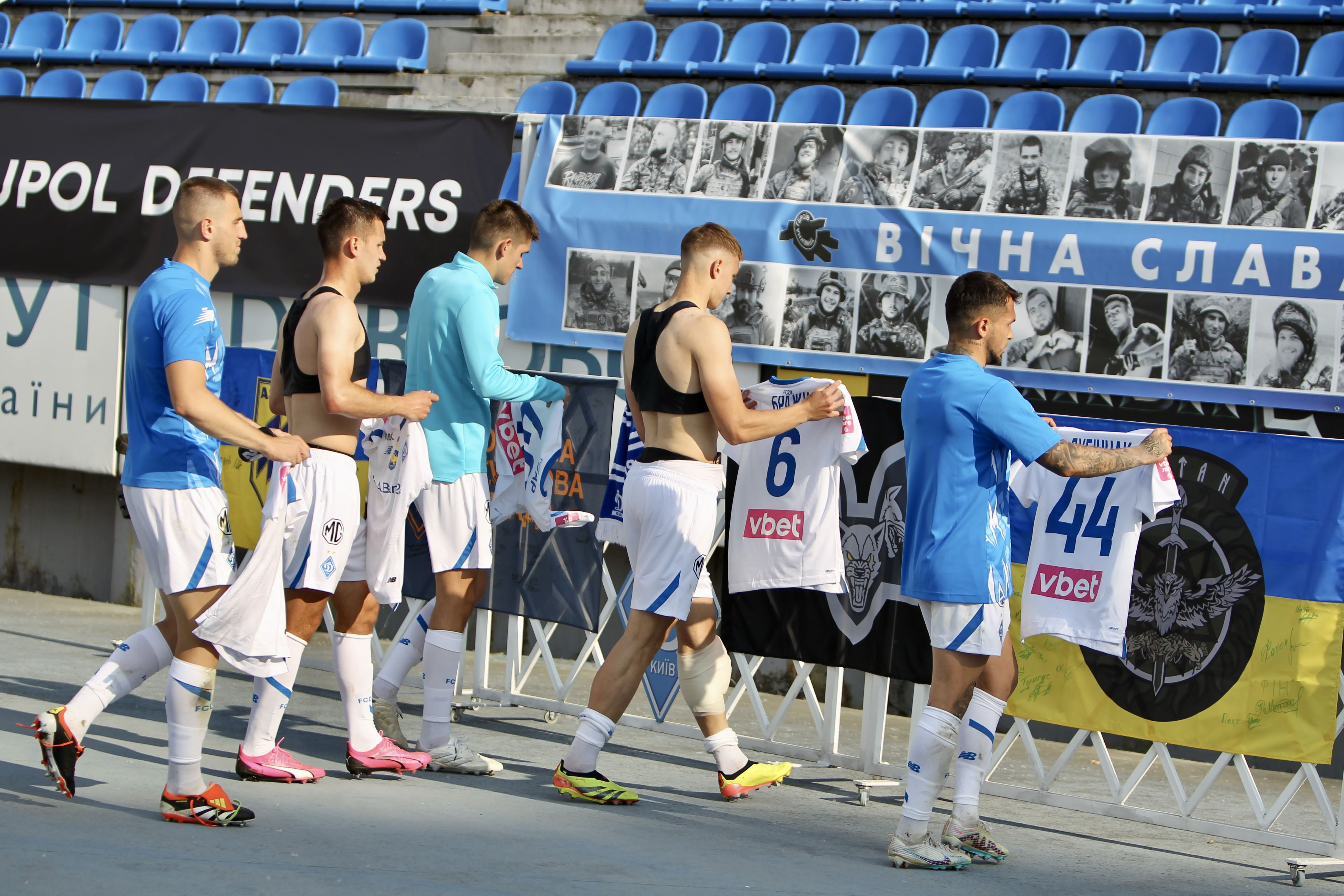 Dynamo players honor the memory of fans fallen at war